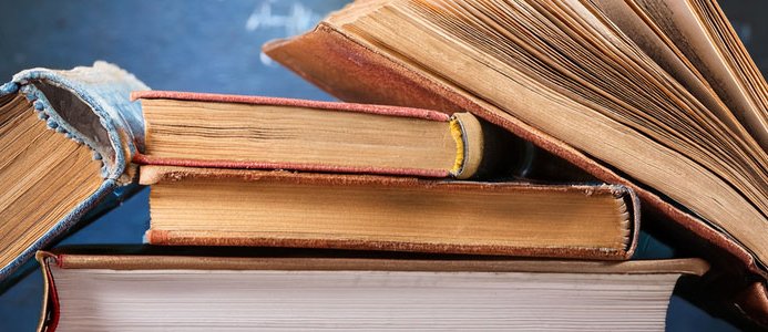 Libri antichi impilati – Le pubblicazioni scientifiche di promozione medica sul marketing sanitario