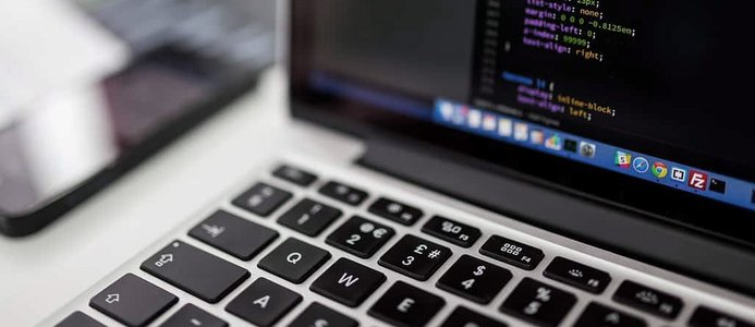 Portatile aperto con codice sullo schermo – Hai vecchie pagine web abbandonate? trasformiamole in nuovi pazienti
